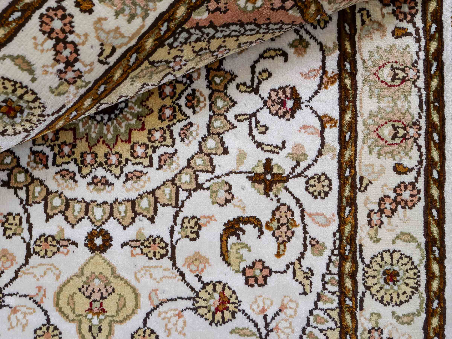 Feiner, handgeknüpfter, chinesischer Orientteppich mit Nain Design aus Kunstseide, weiß, creme, gold. 88x59 cm. Verkauf durch Jupiter Intl.