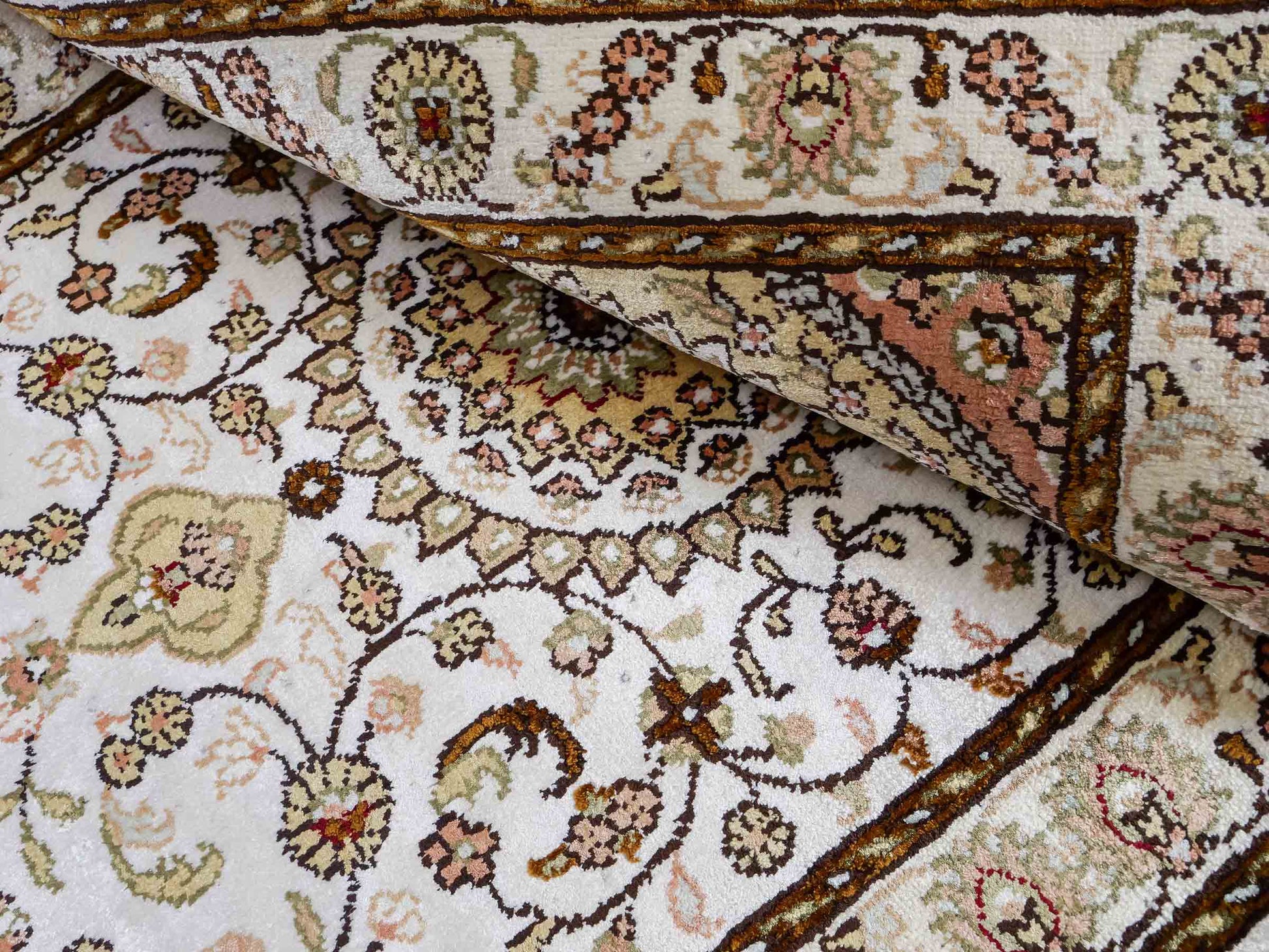 Feiner, handgeknüpfter, chinesischer Orientteppich mit Nain Design aus Kunstseide, weiß, creme, gold. 88x59 cm. Verkauf durch Jupiter Intl.