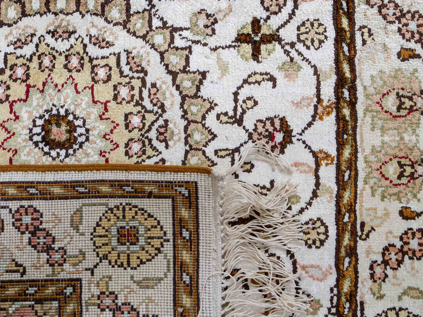 Feiner, handgeknüpfter, chinesischer Orientteppich mit Nain Design aus Kunstseide, weiß, creme, gold. 88x59 cm. Verkauf durch Jupiter Intl.