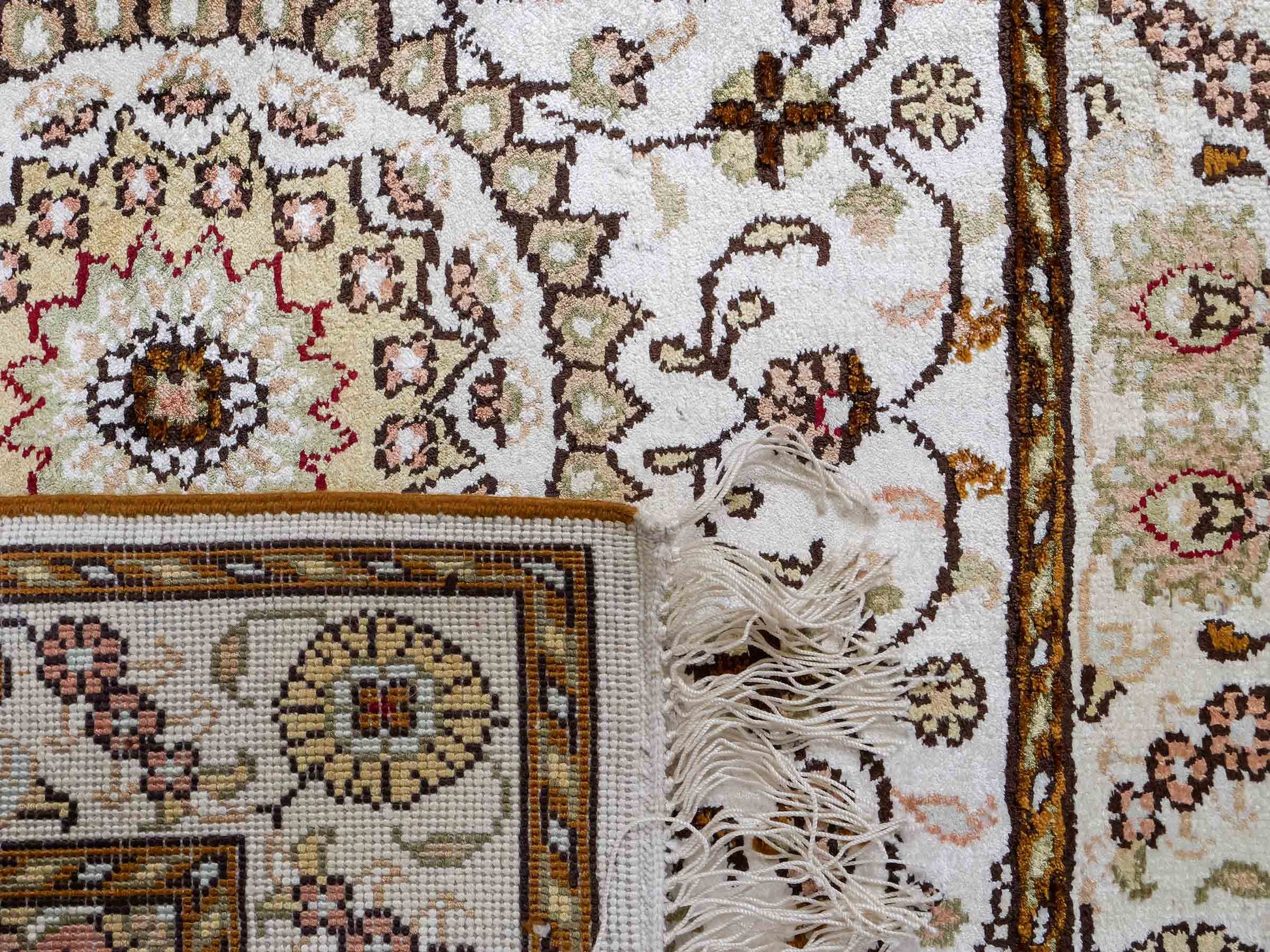 Feiner, handgeknüpfter, chinesischer Orientteppich mit Nain Design aus Kunstseide, weiß, creme, gold. 88x59 cm. Verkauf durch Jupiter Intl.
