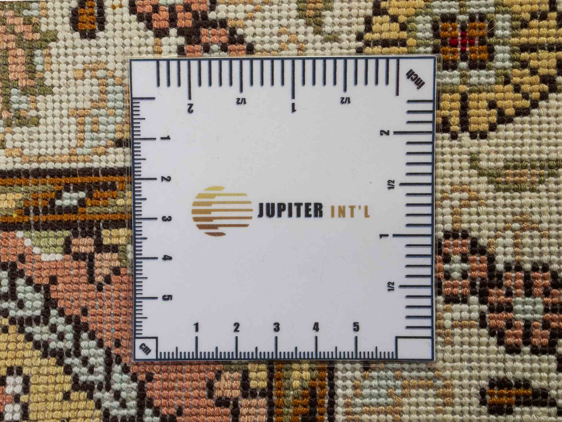 Feiner, handgeknüpfter, chinesischer Orientteppich mit Nain Design aus Kunstseide, weiß, creme, gold. 88x59 cm. Verkauf durch Jupiter Intl.