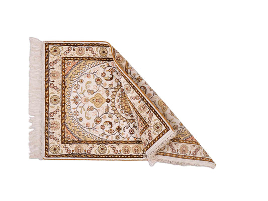Feiner, handgeknüpfter, chinesischer Orientteppich mit Nain Design aus Kunstseide, weiß, creme, gold. 88x59 cm. Verkauf durch Jupiter Intl.
