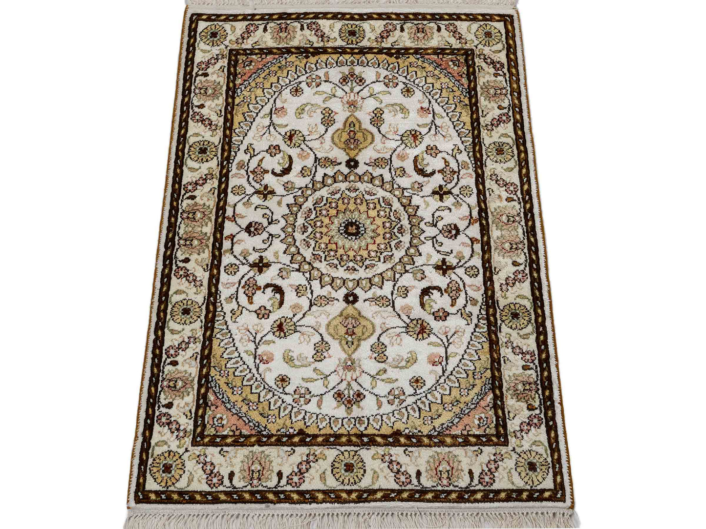 Feiner, handgeknüpfter, chinesischer Orientteppich mit Nain Design aus Kunstseide, weiß, creme, gold. 88x59 cm. Verkauf durch Jupiter Intl.