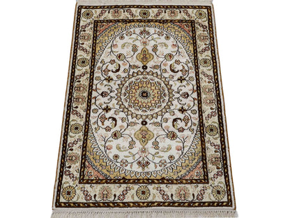 Feiner, handgeknüpfter, chinesischer Orientteppich mit Nain Design aus Kunstseide, weiß, creme, gold. 88x59 cm. Verkauf durch Jupiter Intl.