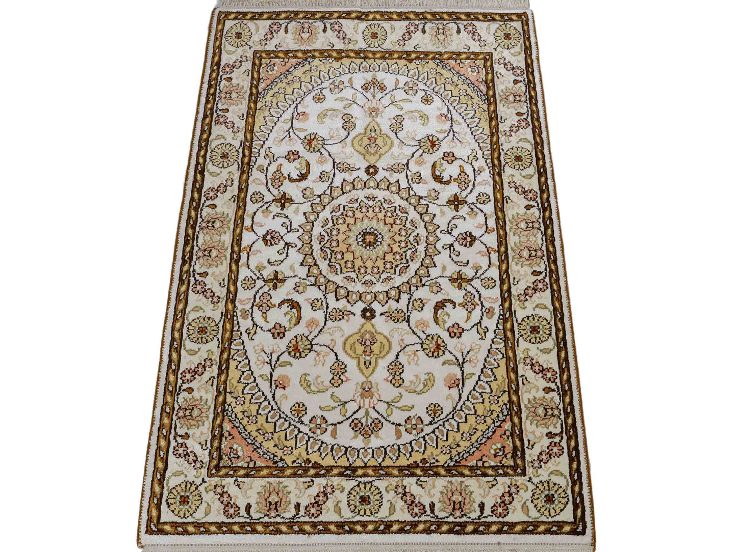 Feiner, handgeknüpfter, chinesischer Orientteppich mit Nain Design aus Kunstseide, weiß, creme, gold. 88x59 cm. Verkauf durch Jupiter Intl.