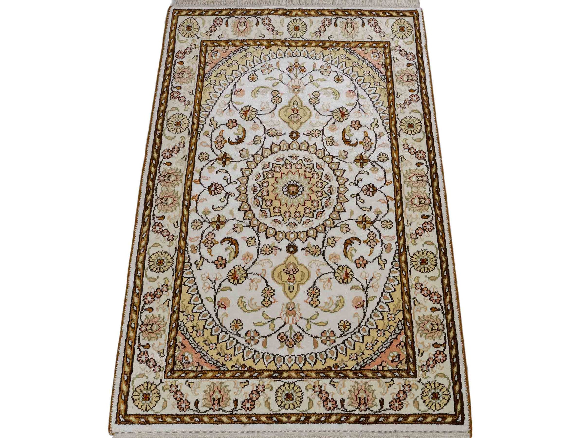 Feiner, handgeknüpfter, chinesischer Orientteppich mit Nain Design aus Kunstseide, weiß, creme, gold. 88x59 cm. Verkauf durch Jupiter Intl.