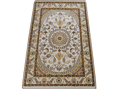 Feiner, handgeknüpfter, chinesischer Orientteppich mit Nain Design aus Kunstseide, weiß, creme, gold. 88x59 cm. Verkauf durch Jupiter Intl.