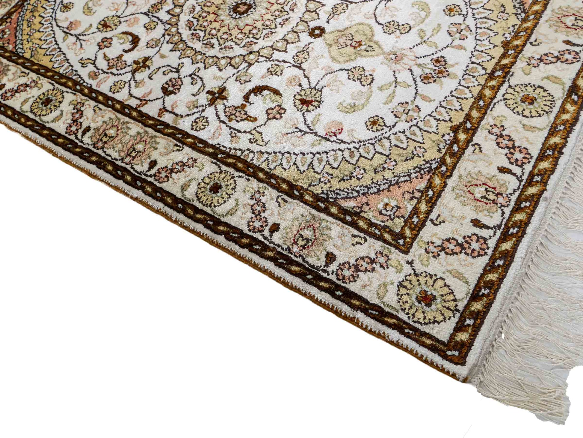 Feiner, handgeknüpfter, chinesischer Orientteppich mit Nain Design aus Kunstseide, weiß, creme, gold. 88x59 cm. Verkauf durch Jupiter Intl.