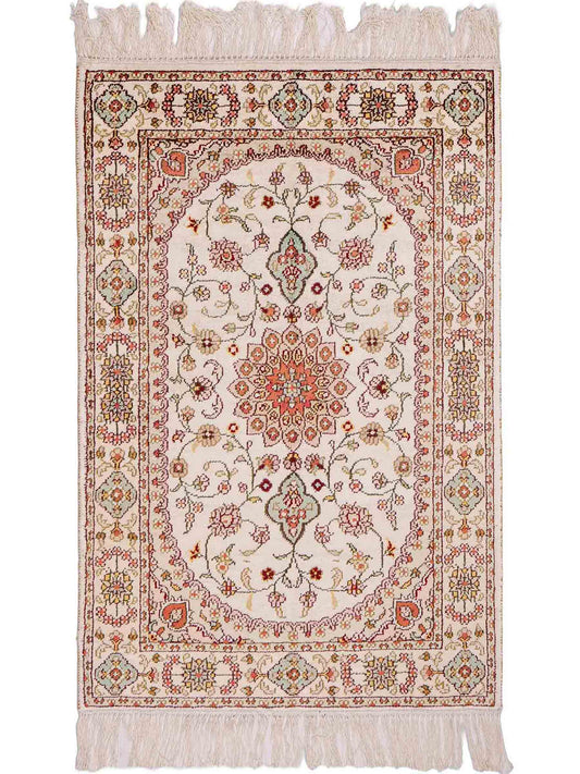 Feiner, handgeknüpfter, chinesischer Orientteppich mit Nain Design aus Kunstseide, creme, weiß. 89x59 cm. Verkauf durch Jupiter Intl.