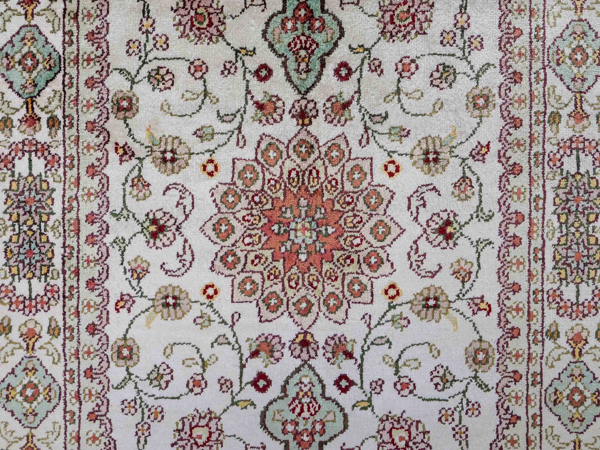 Feiner, handgeknüpfter, chinesischer Orientteppich mit Nain Design aus Kunstseide, creme, weiß. 89x59 cm. Verkauf durch Jupiter Intl.