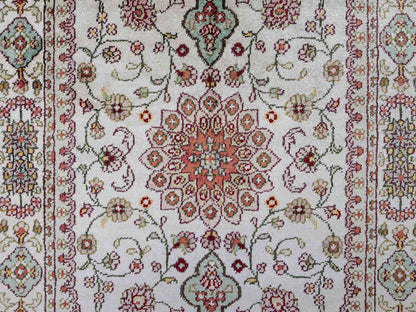 Feiner, handgeknüpfter, chinesischer Orientteppich mit Nain Design aus Kunstseide, creme, weiß. 89x59 cm. Verkauf durch Jupiter Intl.