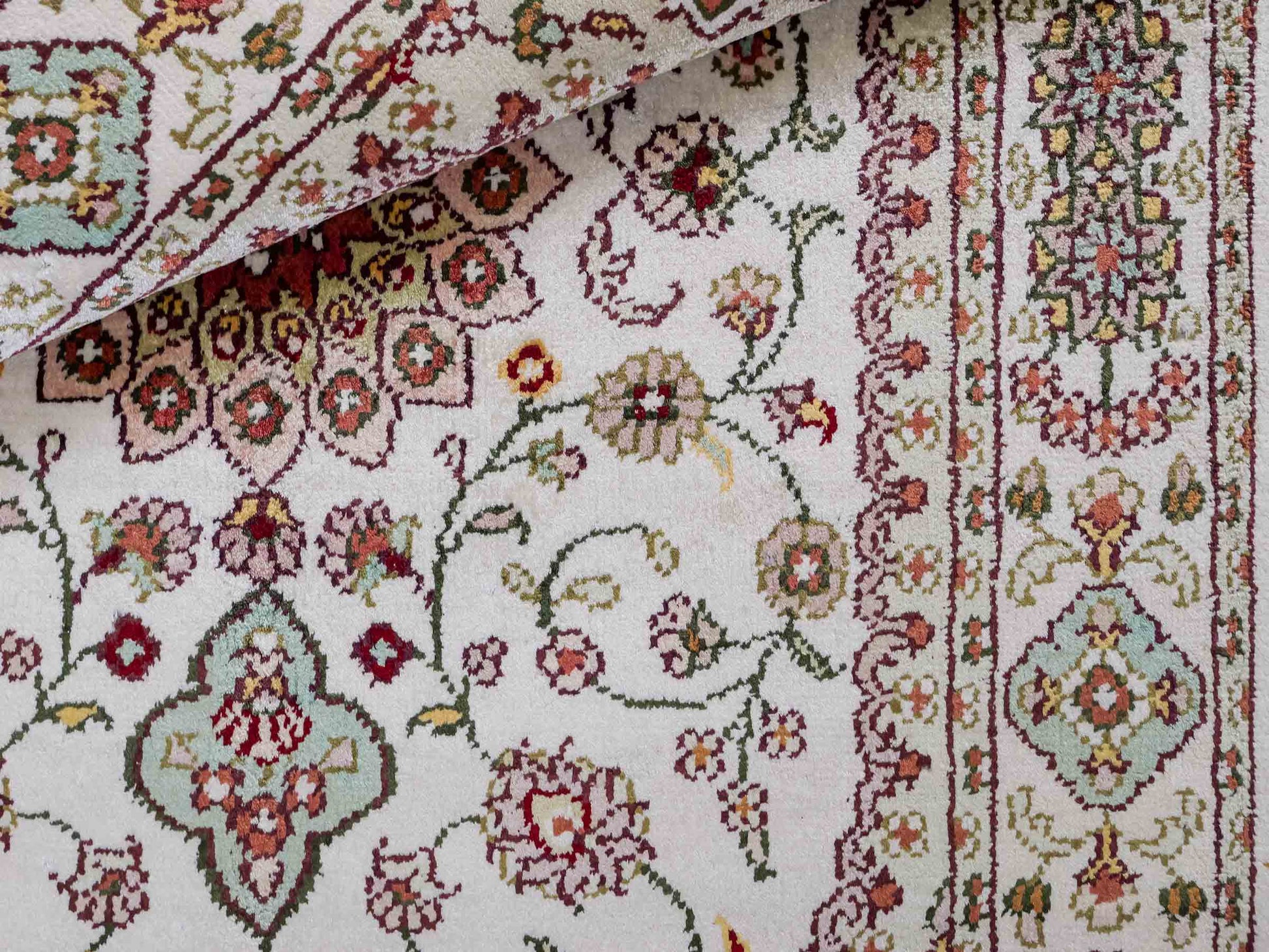 Feiner, handgeknüpfter, chinesischer Orientteppich mit Nain Design aus Kunstseide, creme, weiß. 89x59 cm. Verkauf durch Jupiter Intl.
