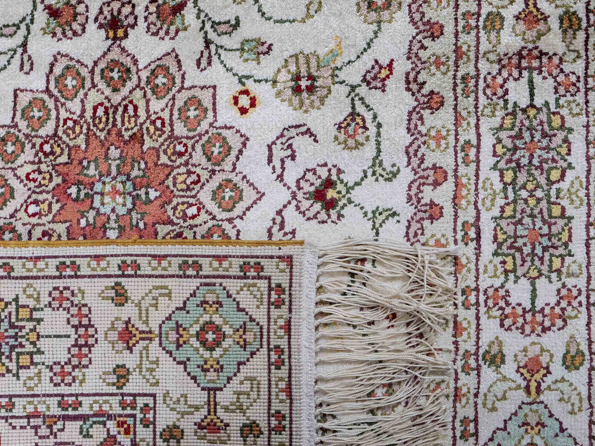 Feiner, handgeknüpfter, chinesischer Orientteppich mit Nain Design aus Kunstseide, creme, weiß. 89x59 cm. Verkauf durch Jupiter Intl.