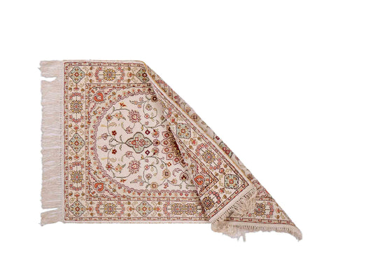 Feiner, handgeknüpfter, chinesischer Orientteppich mit Nain Design aus Kunstseide, creme, weiß. 89x59 cm. Verkauf durch Jupiter Intl.