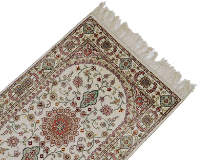 Feiner, handgeknüpfter, chinesischer Orientteppich mit Nain Design aus Kunstseide, creme, weiß. 89x59 cm. Verkauf durch Jupiter Intl.