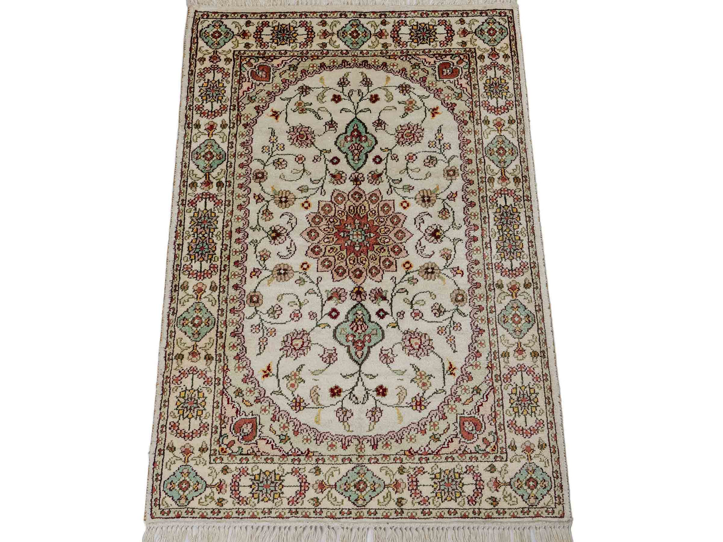 Feiner, handgeknüpfter, chinesischer Orientteppich mit Nain Design aus Kunstseide, creme, weiß. 89x59 cm. Verkauf durch Jupiter Intl.