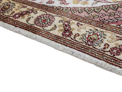 Feiner, handgeknüpfter, chinesischer Orientteppich mit Nain Design aus Kunstseide, weiß, creme. 89x59 cm. Verkauf durch Jupiter Intl.