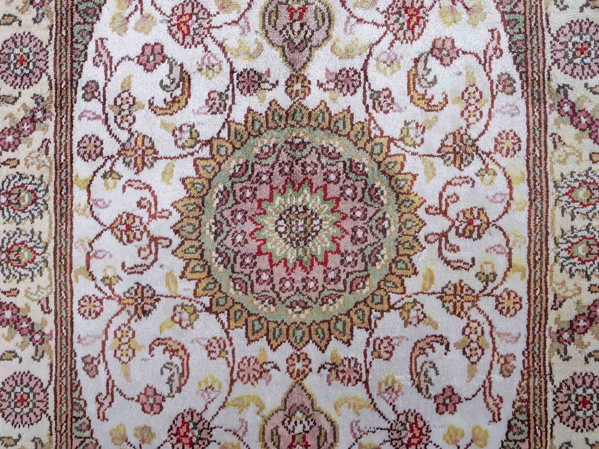 Feiner, handgeknüpfter, chinesischer Orientteppich mit Nain Design aus Kunstseide, weiß, creme. 89x59 cm. Verkauf durch Jupiter Intl.