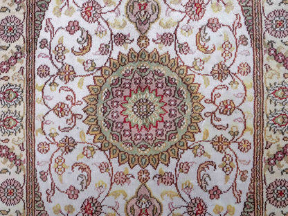 Feiner, handgeknüpfter, chinesischer Orientteppich mit Nain Design aus Kunstseide, weiß, creme. 89x59 cm. Verkauf durch Jupiter Intl.