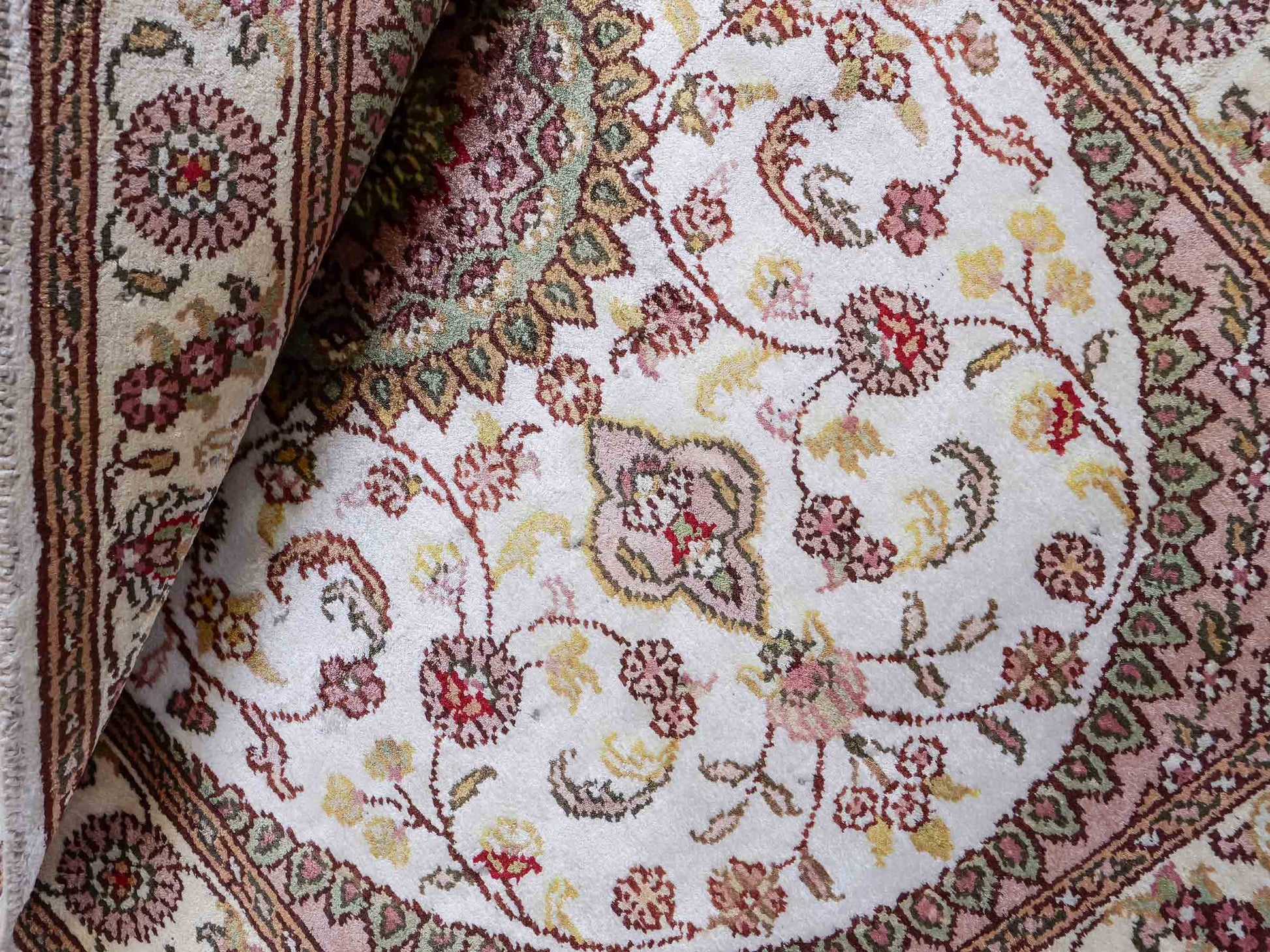 Feiner, handgeknüpfter, chinesischer Orientteppich mit Nain Design aus Kunstseide, weiß, creme. 89x59 cm. Verkauf durch Jupiter Intl.