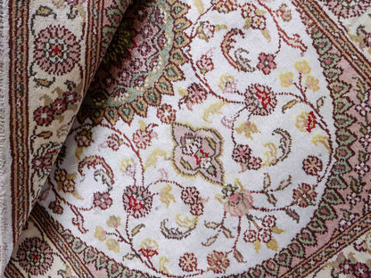 Feiner, handgeknüpfter, chinesischer Orientteppich mit Nain Design aus Kunstseide, weiß, creme. 89x59 cm. Verkauf durch Jupiter Intl.