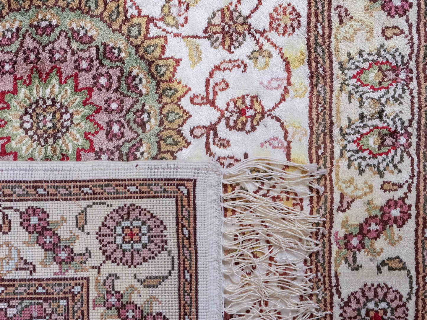 Feiner, handgeknüpfter, chinesischer Orientteppich mit Nain Design aus Kunstseide, weiß, creme. 89x59 cm. Verkauf durch Jupiter Intl.
