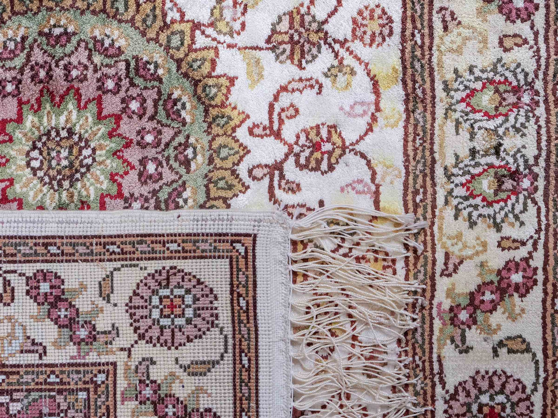 Feiner, handgeknüpfter, chinesischer Orientteppich mit Nain Design aus Kunstseide, weiß, creme. 89x59 cm. Verkauf durch Jupiter Intl.