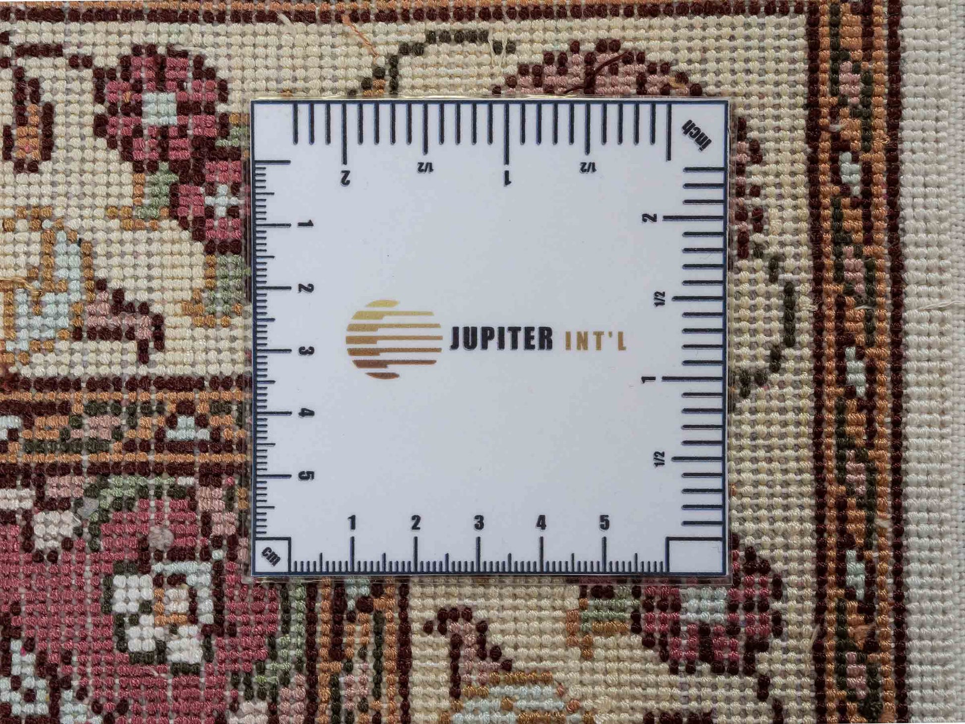 Feiner, handgeknüpfter, chinesischer Orientteppich mit Nain Design aus Kunstseide, weiß, creme. 89x59 cm. Verkauf durch Jupiter Intl.