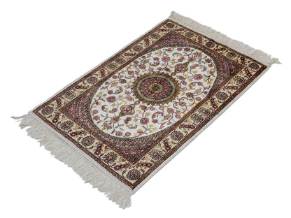 Feiner, handgeknüpfter, chinesischer Orientteppich mit Nain Design aus Kunstseide, weiß, creme. 89x59 cm. Verkauf durch Jupiter Intl.