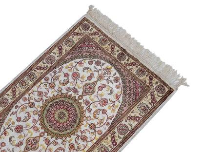 Feiner, handgeknüpfter, chinesischer Orientteppich mit Nain Design aus Kunstseide, weiß, creme. 89x59 cm. Verkauf durch Jupiter Intl.