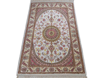 Feiner, handgeknüpfter, chinesischer Orientteppich mit Nain Design aus Kunstseide, weiß, creme. 89x59 cm. Verkauf durch Jupiter Intl.