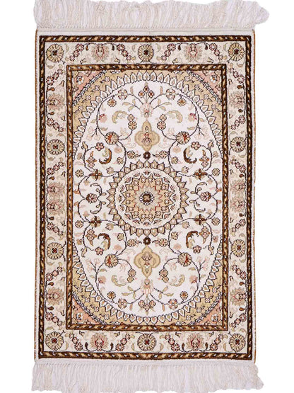 Feiner, handgeknüpfter, chinesischer Orientteppich mit Nain Design aus Kunstseide, weiß, creme, gold. 89x61 cm. Verkauf durch Jupiter Intl.