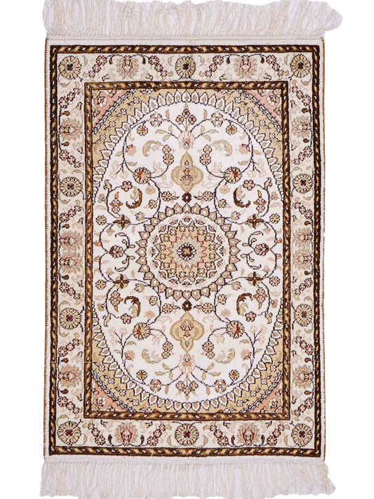 Feiner, handgeknüpfter, chinesischer Orientteppich mit Nain Design aus Kunstseide, weiß, creme, gold. 89x61 cm. Verkauf durch Jupiter Intl.