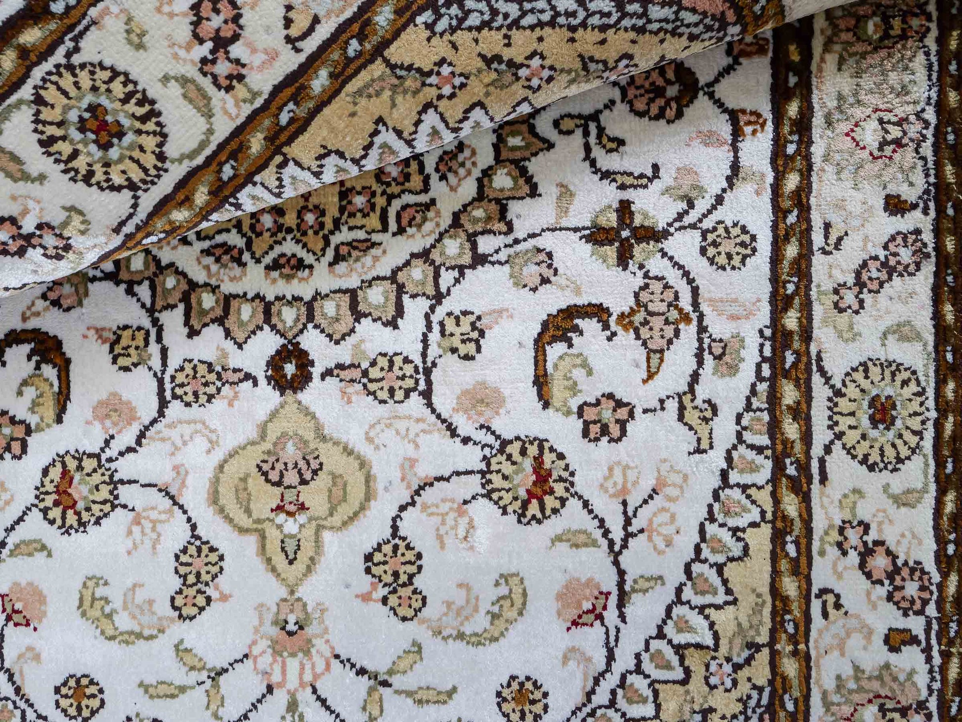 Feiner, handgeknüpfter, chinesischer Orientteppich mit Nain Design aus Kunstseide, weiß, creme, gold. 89x61 cm. Verkauf durch Jupiter Intl.