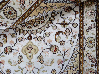 Feiner, handgeknüpfter, chinesischer Orientteppich mit Nain Design aus Kunstseide, weiß, creme, gold. 89x61 cm. Verkauf durch Jupiter Intl.