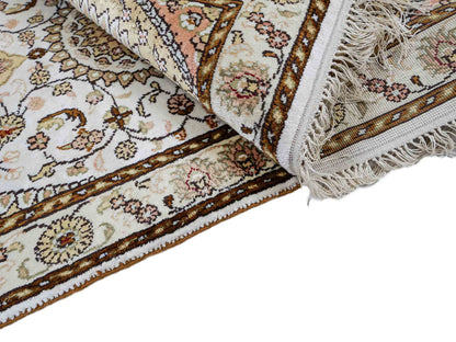 Feiner, handgeknüpfter, chinesischer Orientteppich mit Nain Design aus Kunstseide, weiß, creme, gold. 89x61 cm. Verkauf durch Jupiter Intl.