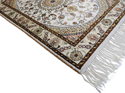 Feiner, handgeknüpfter, chinesischer Orientteppich mit Nain Design aus Kunstseide, weiß, creme, gold. 89x61 cm. Verkauf durch Jupiter Intl.