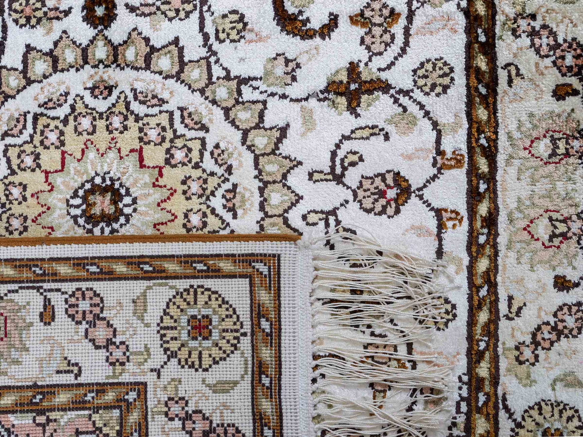 Feiner, handgeknüpfter, chinesischer Orientteppich mit Nain Design aus Kunstseide, weiß, creme, gold. 89x61 cm. Verkauf durch Jupiter Intl.