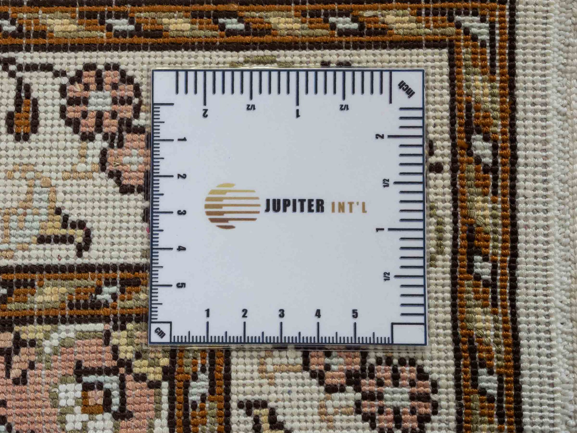 Feiner, handgeknüpfter, chinesischer Orientteppich mit Nain Design aus Kunstseide, weiß, creme, gold. 89x61 cm. Verkauf durch Jupiter Intl.