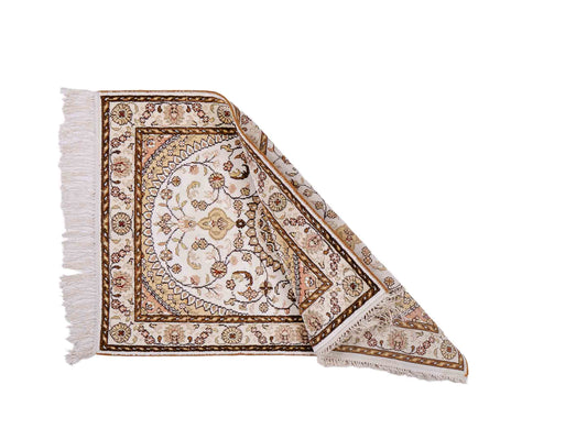 Feiner, handgeknüpfter, chinesischer Orientteppich mit Nain Design aus Kunstseide, weiß, creme, gold. 89x61 cm. Verkauf durch Jupiter Intl.