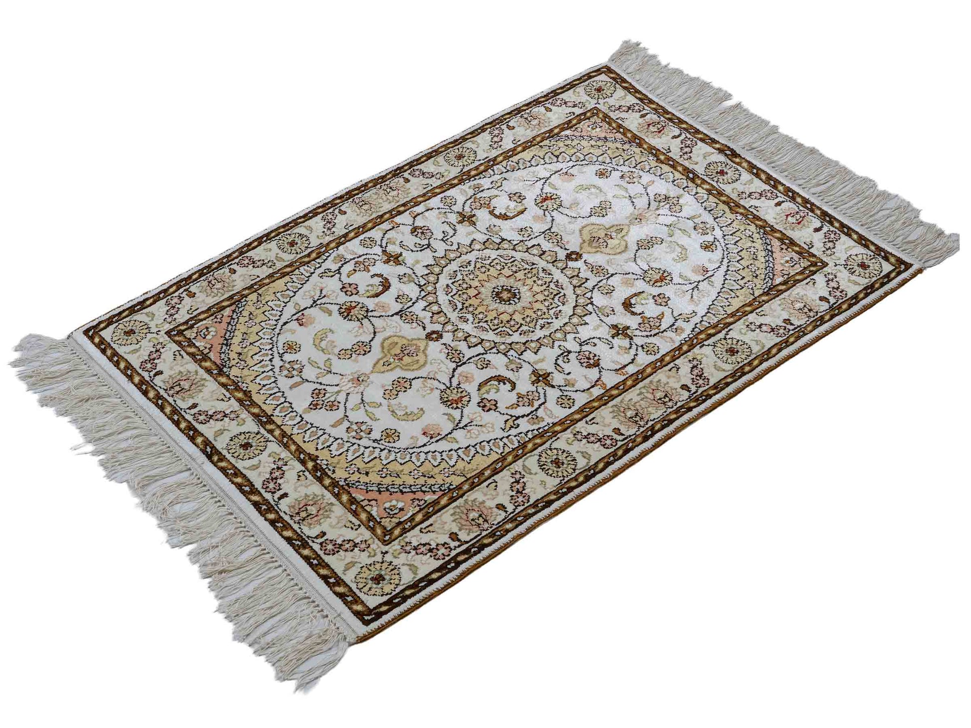 Feiner, handgeknüpfter, chinesischer Orientteppich mit Nain Design aus Kunstseide, weiß, creme, gold. 89x61 cm. Verkauf durch Jupiter Intl.