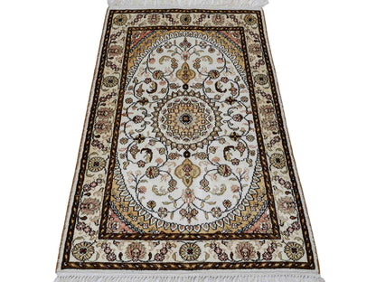 Feiner, handgeknüpfter, chinesischer Orientteppich mit Nain Design aus Kunstseide, weiß, creme, gold. 89x61 cm. Verkauf durch Jupiter Intl.