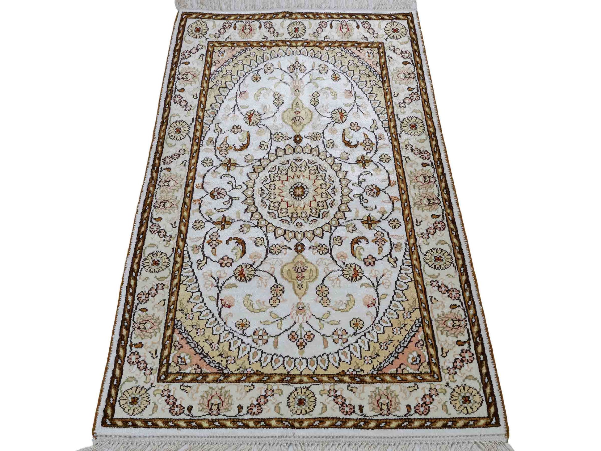 Feiner, handgeknüpfter, chinesischer Orientteppich mit Nain Design aus Kunstseide, weiß, creme, gold. 89x61 cm. Verkauf durch Jupiter Intl.