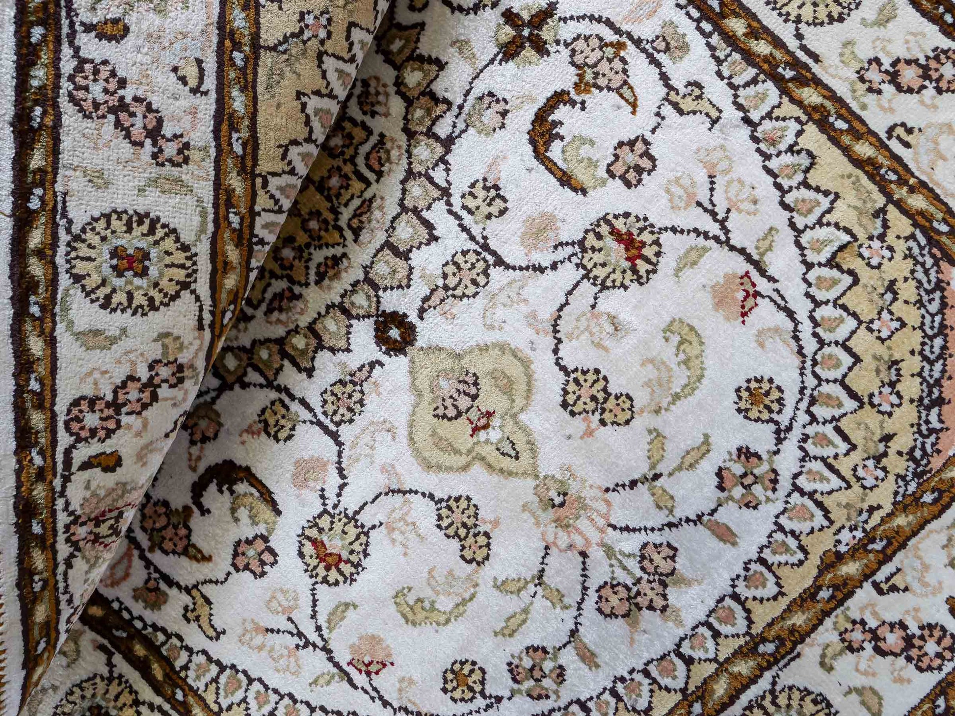 Feiner, handgeknüpfter, chinesischer Orientteppich mit Nain Design aus Kunstseide, weiß, creme, gold. 89x61 cm. Verkauf durch Jupiter Intl.