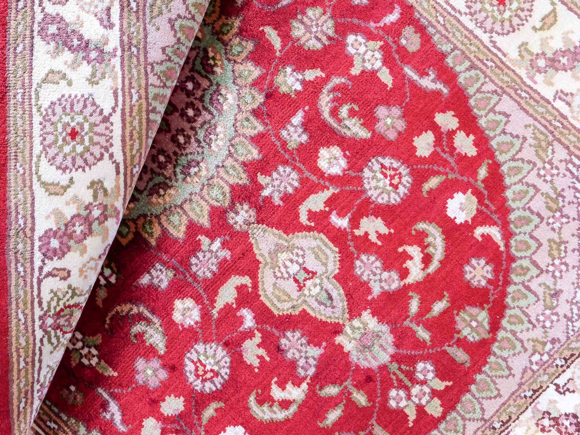 Feiner, handgeknüpfter, chinesischer Orientteppich mit Nain Design aus Kunstseide, rot, creme, weiß. 90x59 cm. Verkauf durch Jupiter Intl.