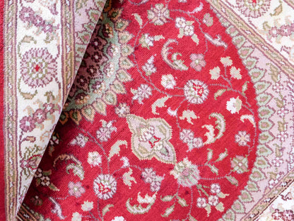 Feiner, handgeknüpfter, chinesischer Orientteppich mit Nain Design aus Kunstseide, rot, creme, weiß. 90x59 cm. Verkauf durch Jupiter Intl.