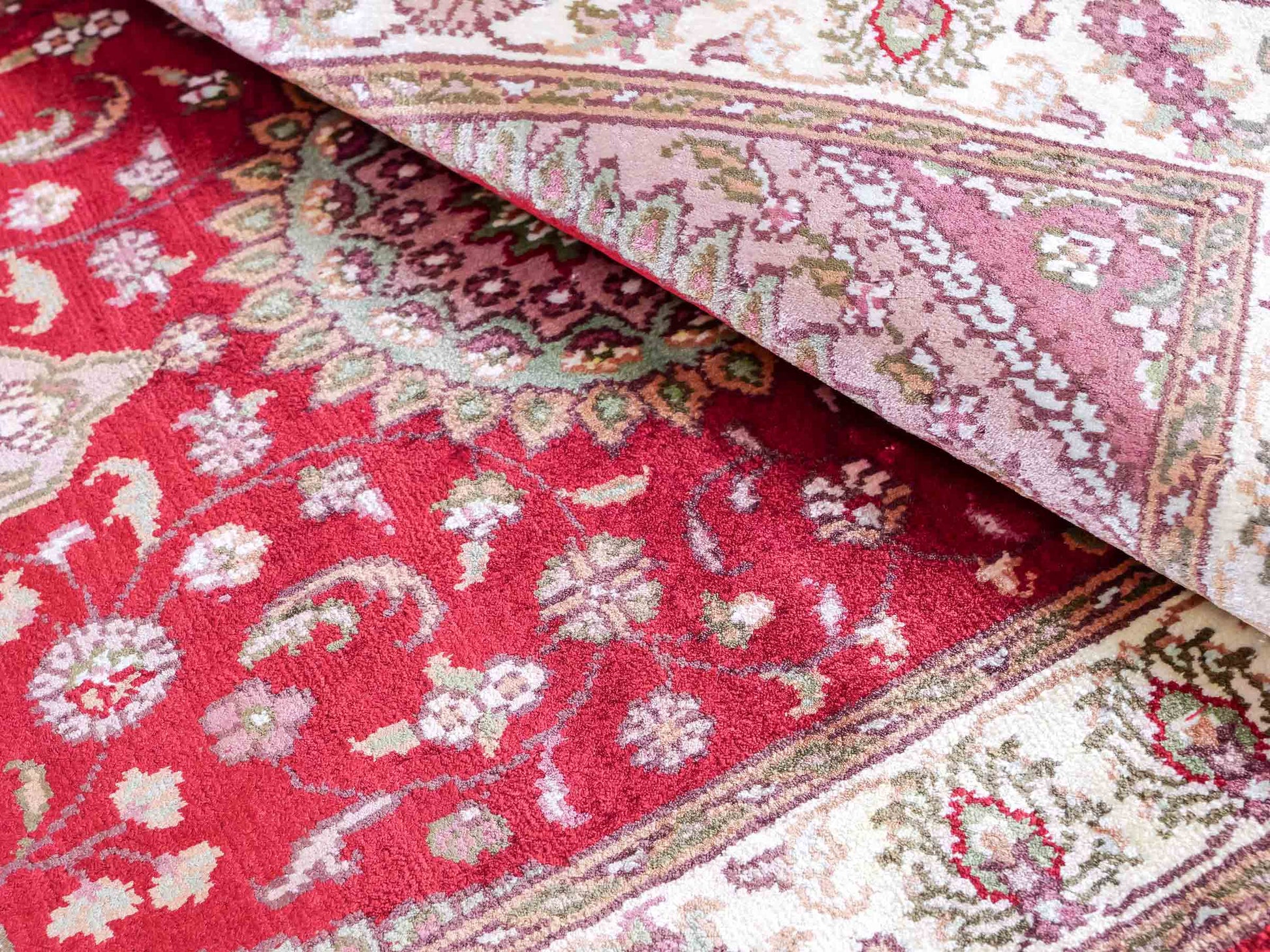 Feiner, handgeknüpfter, chinesischer Orientteppich mit Nain Design aus Kunstseide, rot, creme, weiß. 90x59 cm. Verkauf durch Jupiter Intl.