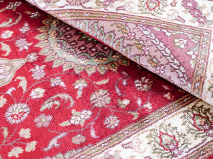Feiner, handgeknüpfter, chinesischer Orientteppich mit Nain Design aus Kunstseide, rot, creme, weiß. 90x59 cm. Verkauf durch Jupiter Intl.