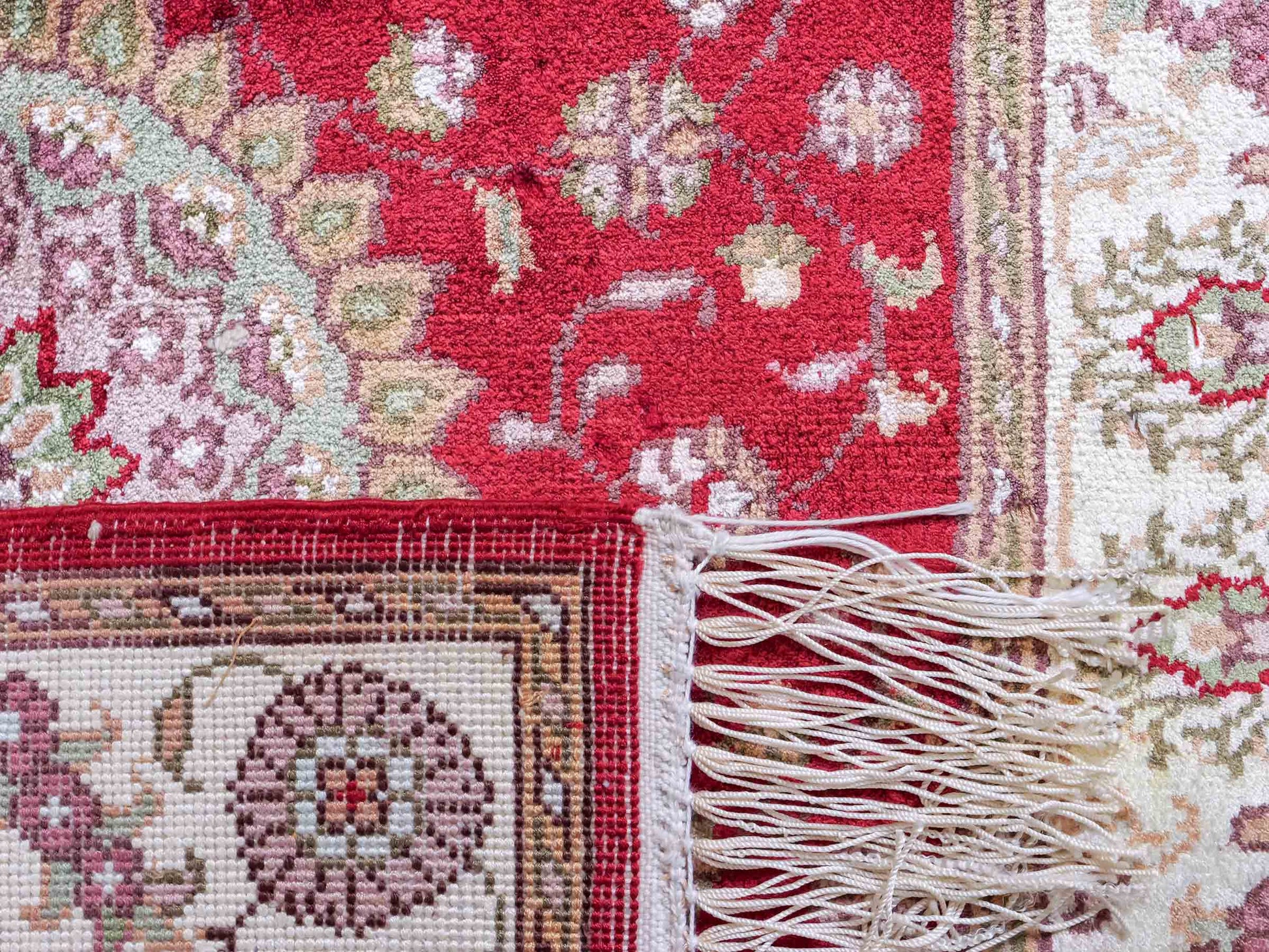 Feiner, handgeknüpfter, chinesischer Orientteppich mit Nain Design aus Kunstseide, rot, creme, weiß. 90x59 cm. Verkauf durch Jupiter Intl.