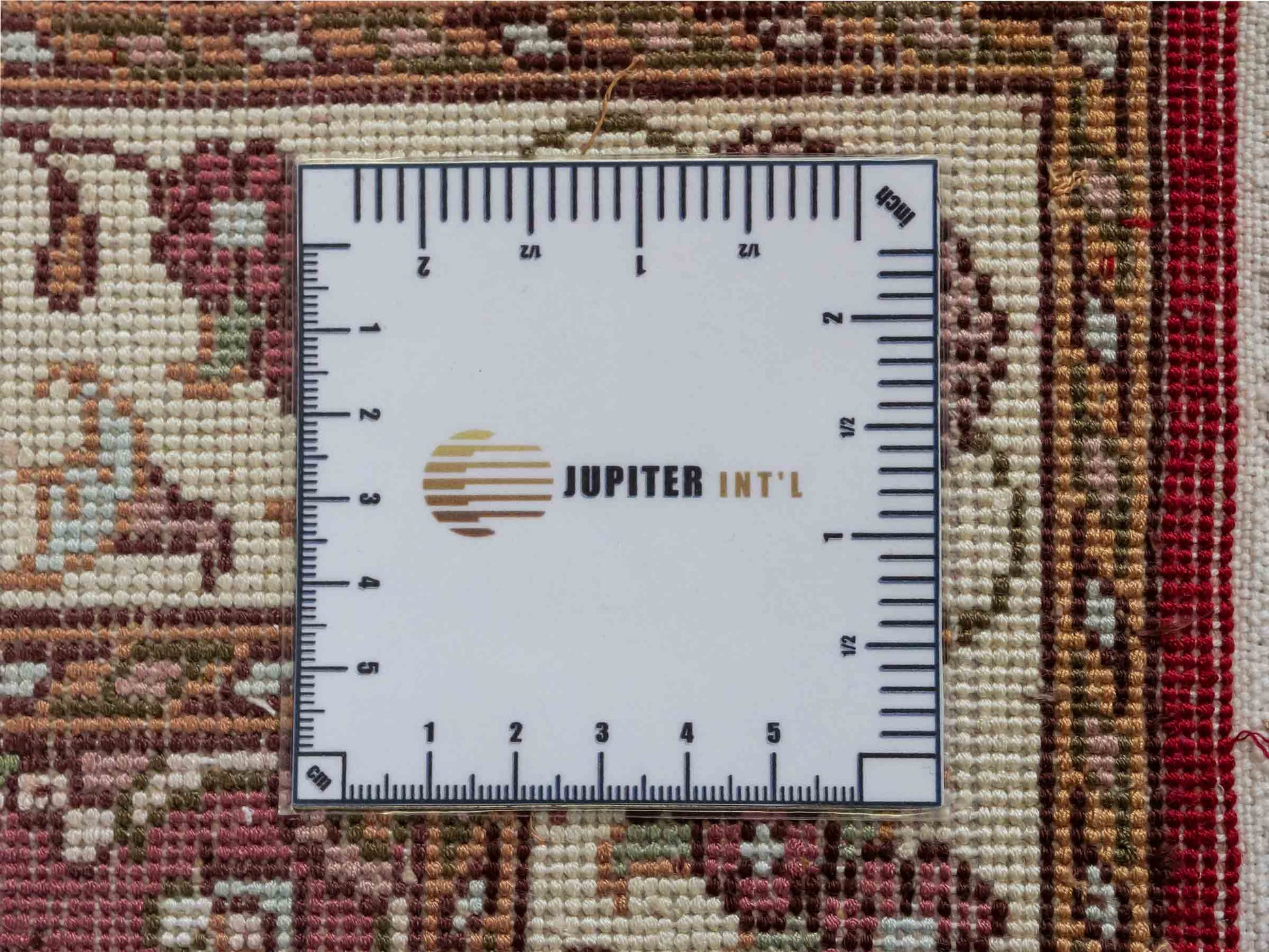 Feiner, handgeknüpfter, chinesischer Orientteppich mit Nain Design aus Kunstseide, rot, creme, weiß. 90x59 cm. Verkauf durch Jupiter Intl.
